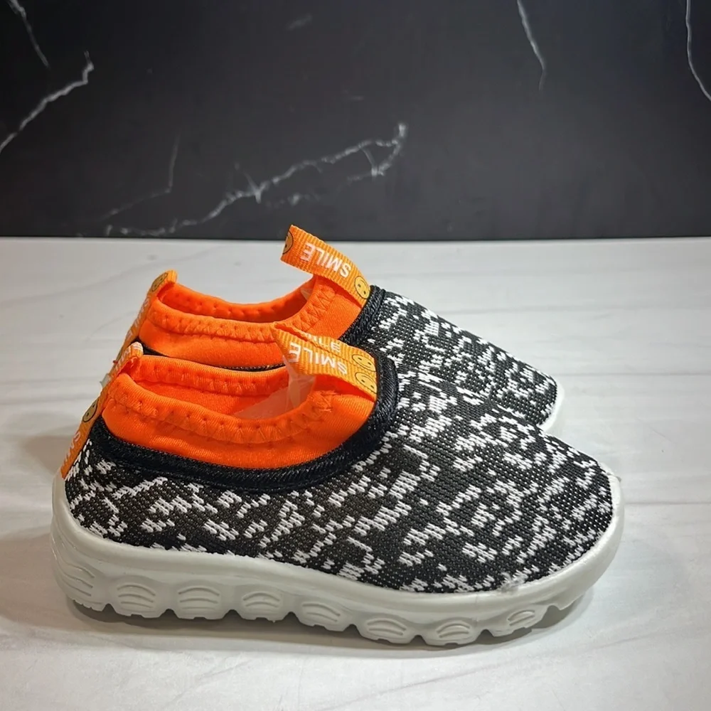 Unbranded Toddler Sneaker Black/White sz 9 - Picture 4 of 6